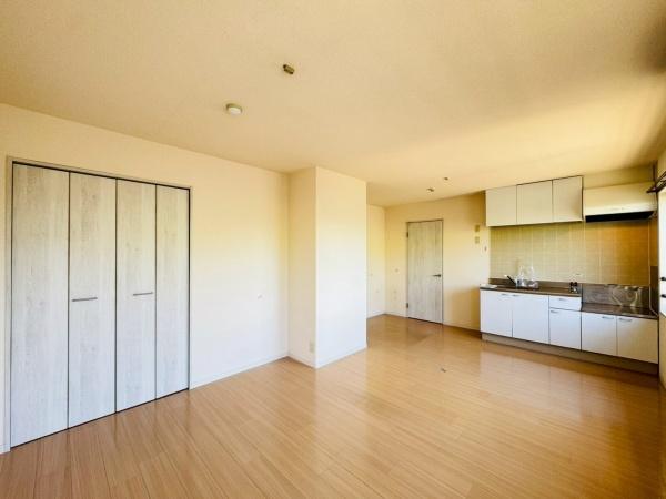 居室・リビング　同物件別室