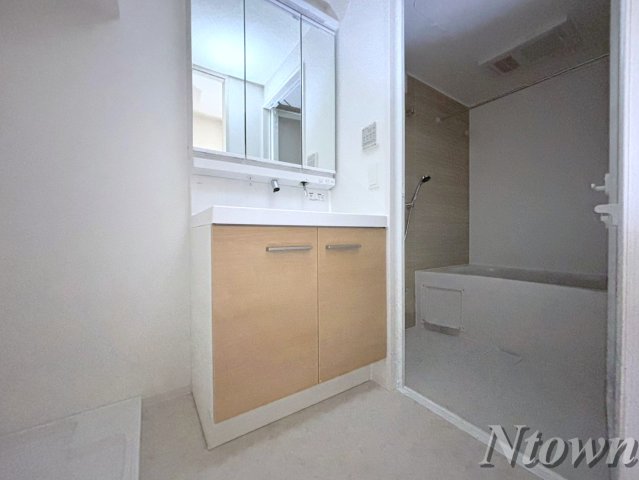 洗面設備　明るい洗面所です