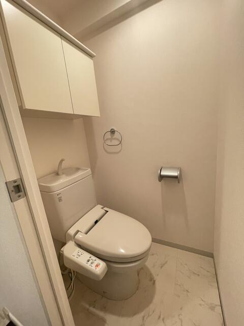 トイレ　落ち着いた色調のトイレです