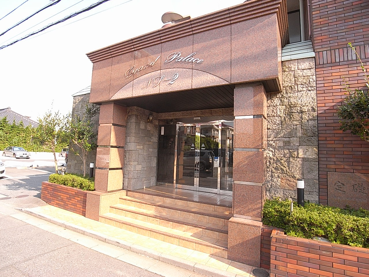 建物外観　品のあるエントラス外部