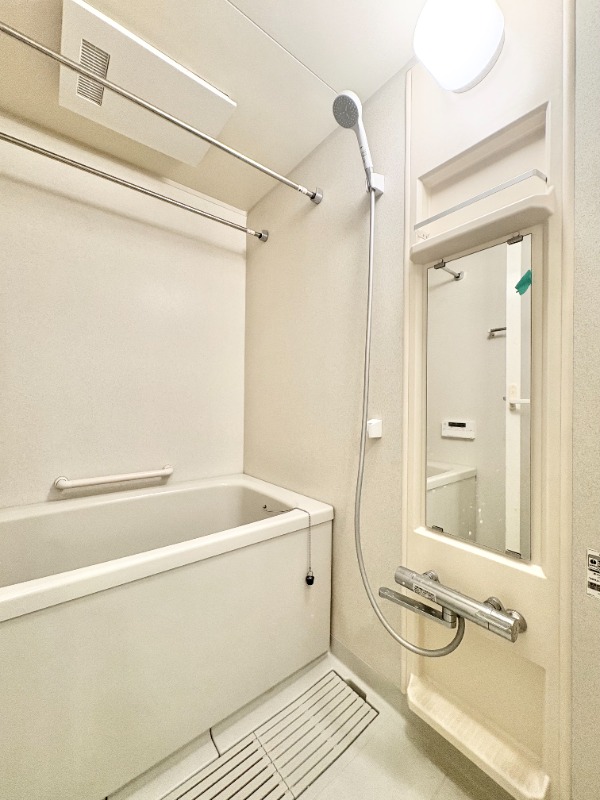 バス・シャワールーム　白基調の浴室です♪