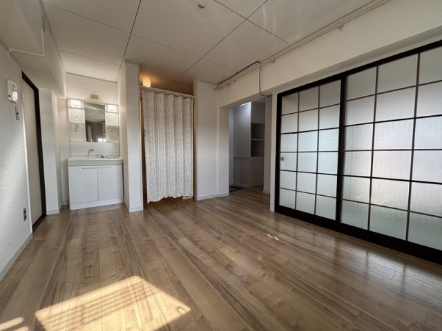 玄関　落ち着いて過ごせるお部屋なので、寝室にいかがでしょうか