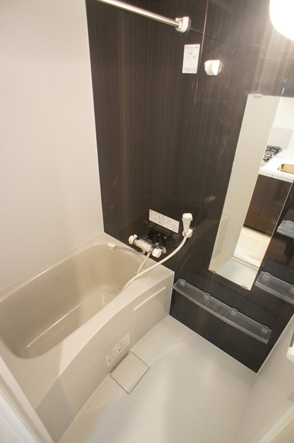 バス・シャワールーム　清潔感のある浴室で、１日の疲れを癒しリラックスできます。