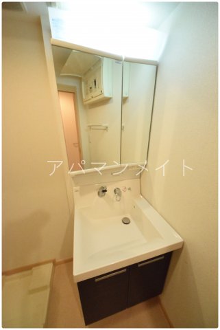 洗面設備　シャワー付き洗面台です