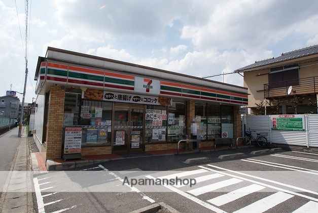 コンビニ　セブンイレブン（コンビニ）まで216m