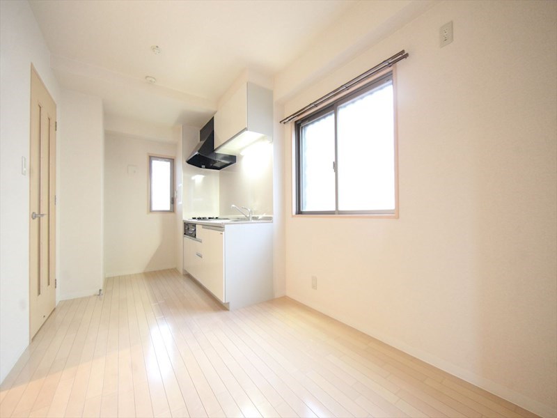 居室・リビング　ＤＫ7.2帖　システムキッチン　2面採光