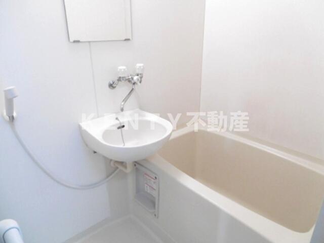 バス・シャワールーム　コンパクトで使いやすいお風呂です