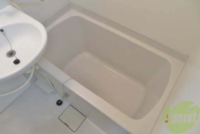 バス・シャワールーム　お風呂はひとりならゆったり浸かれる大きさでした。