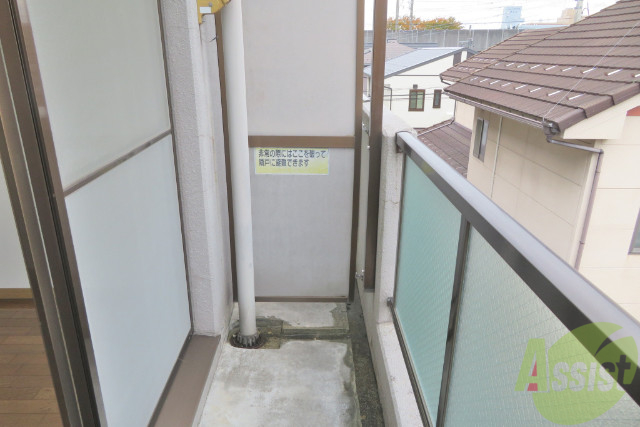 バルコニー　洗濯物が普通に干せる広さでした。普通に干せるが大事です。
