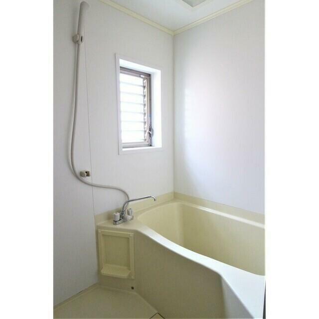 バス・シャワールーム　浴室に窓あり♪乾燥暖房機つき