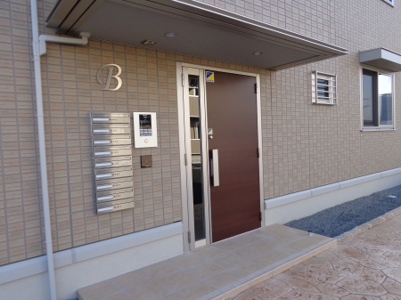 エントランス　落ち着いたエントランスです