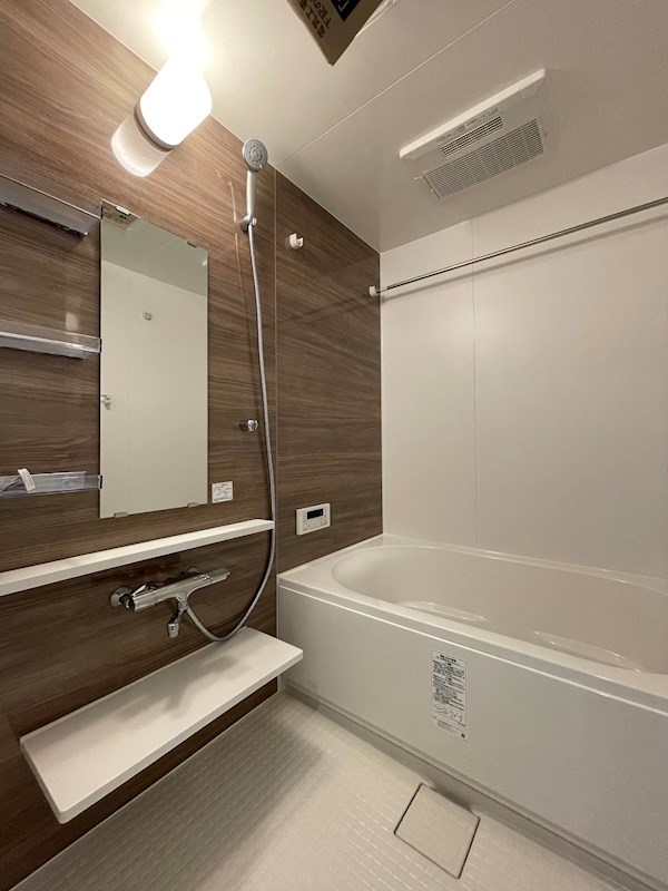 バス・シャワールーム　アクセントパネルがおしゃれなお風呂。浴室乾燥機付きです