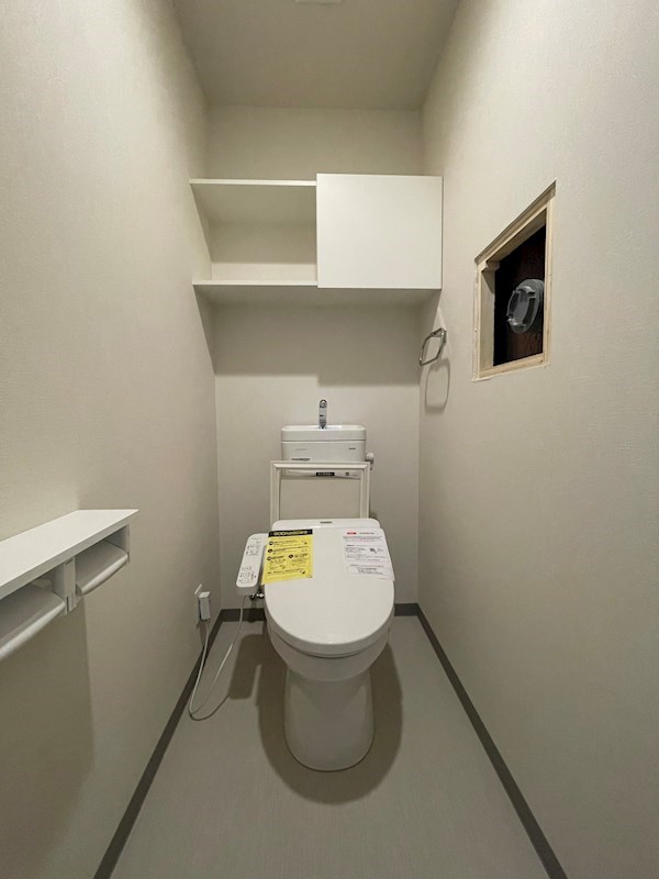 トイレ　温水洗浄暖房便座あり。ペーパーホルダーには棚板があるので、ス
