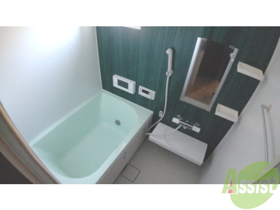 バス・シャワールーム　浴室にはテレビがついています。一日の疲れがしっかり取れそう。