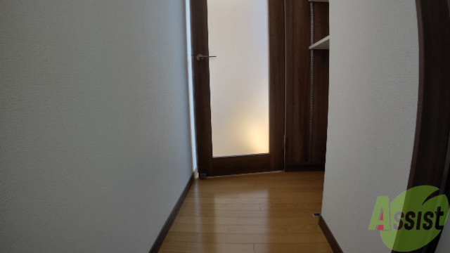 玄関　玄関からの様子です。階段を上るとお部屋に行けます。