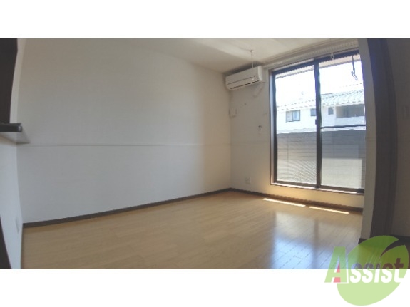 居室・リビング　１０．７帖のリビングルームです。広々として開放感があります