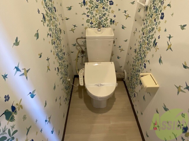 トイレ　清潔感あるトイレです。おしゃれな壁紙がいいですね！