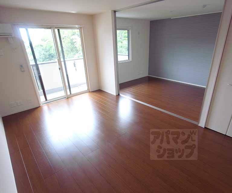 居室・リビング　南向きで日当り良好。