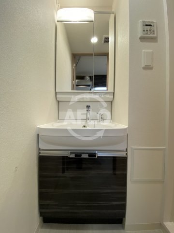 洗面設備　プレサンス天神橋六丁目ヴォワール　独立洗面化粧台