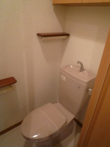 トイレ　個室タイプのトイレです。