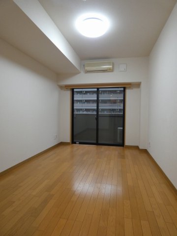 居室・リビング　落ち着いた色合いの床材を使用した居住空間です。