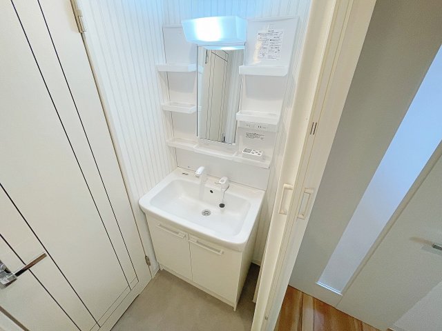 洗面設備　ゆったりとスペースのある洗面所