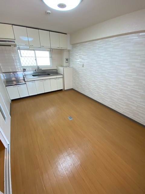 居室・リビング　床が明るい色合いで綺麗です♪