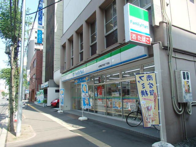 コンビニ　ファミリーマート（コンビニ）まで195m