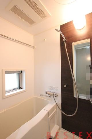 バス・シャワールーム　※同建物内・別タイプの参考写真です。