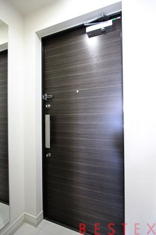 玄関　※同建物内・別タイプの参考写真です。