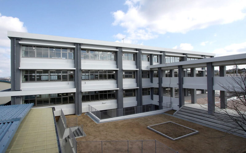 中学校　錦城中学校（中学校）まで648m