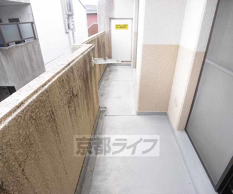 バルコニー　バルコニーがふたつ。洗濯物を干すだけではもったいない