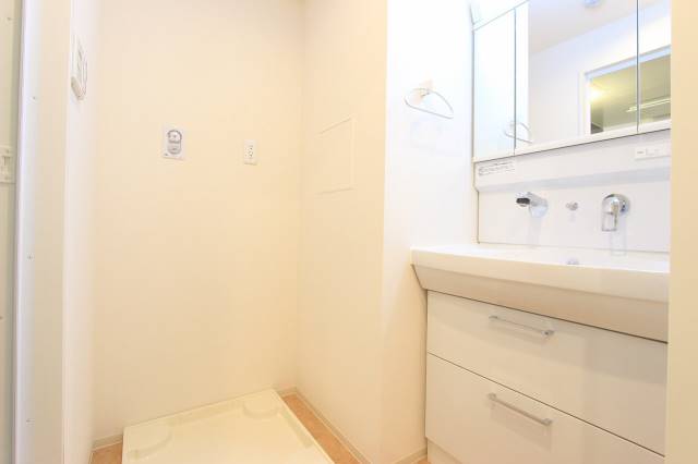 洗面設備　収納力の高い洗面台です