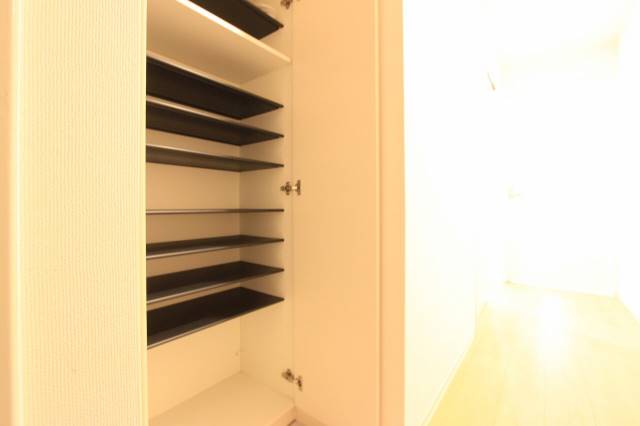 玄関　玄関横のシューズボックスは大きいですね