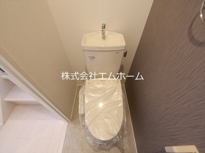 トイレ　温水洗浄暖房便座付トイレ　同型写真