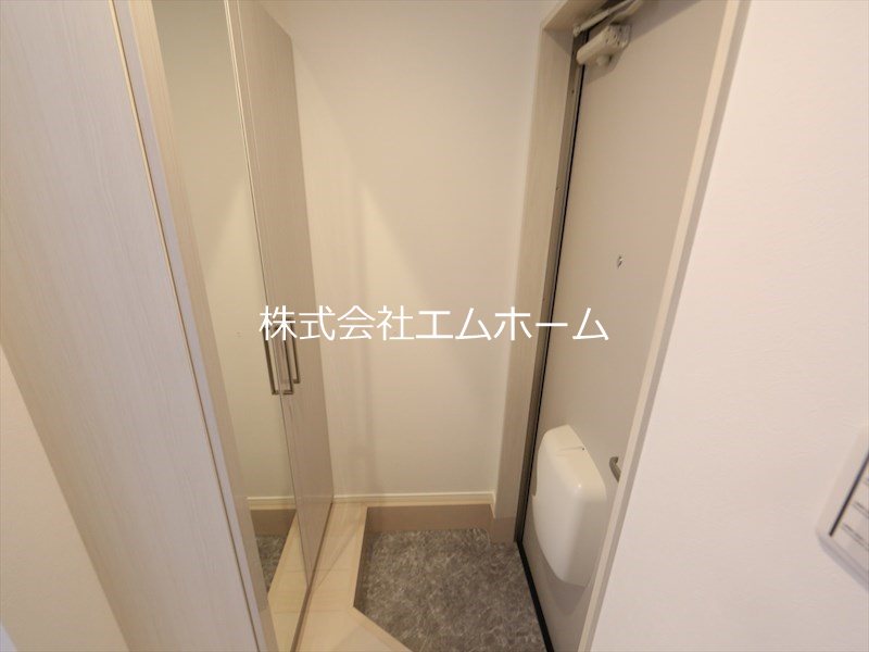 玄関　玄関シューズボックス　姿見鏡付き（収納充実してます）同型写真