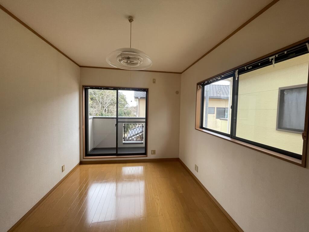 その他部屋・スペース　2F洋室01　明るいです。