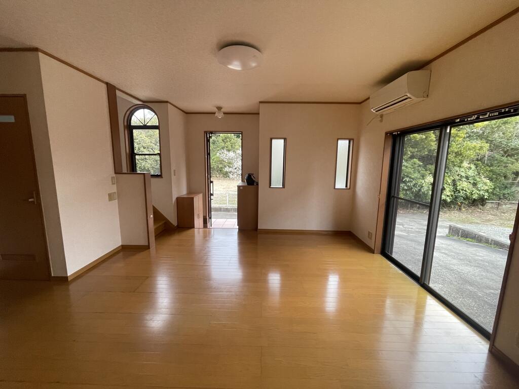 居室・リビング　窓もかわいくダイニングセットソファーも置けます。