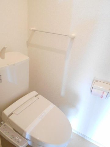 トイレ　落ち着いた色調のトイレです