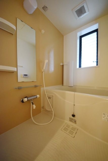 バス・シャワールーム　お風呂に窓あります♪