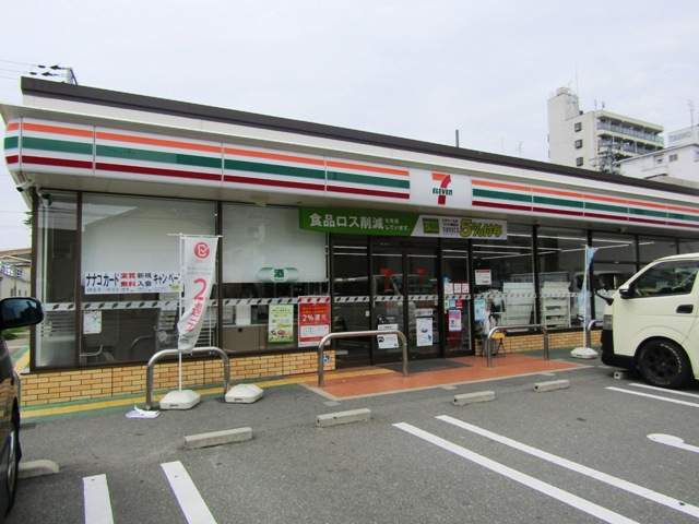 コンビニ　セブンイレブン（コンビニ）まで553m