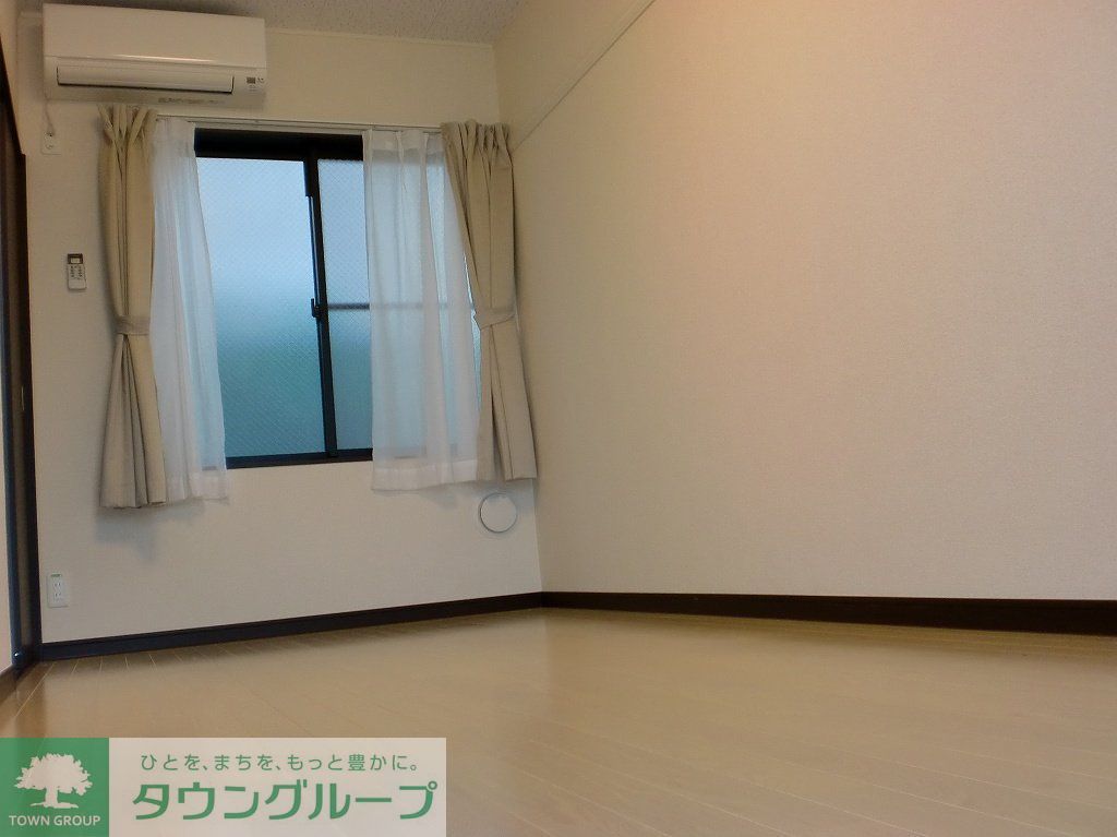 居室・リビング　【床材】1Fフローリング　2Ｆ以上は絨毯です。