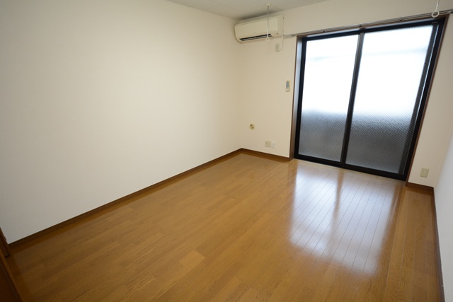 居室・リビング　エアコン付きで快適に過ごせます♪