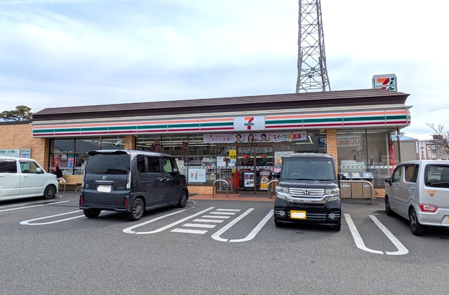 コンビニ　セブンイレブン石和温泉駅前店　徒歩７分（コンビニ）まで550m