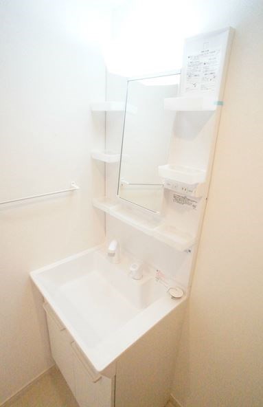 洗面設備　朝の忙しい時間に便利な独立洗面台。