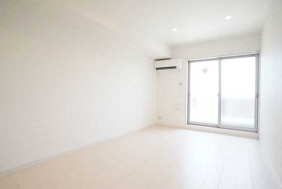 居室・リビング　白を基調とした明るいお部屋で、インテリアが映えます