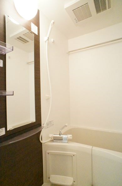 バス・シャワールーム　浴室乾燥機付で雨の日もお洗濯が可能です。