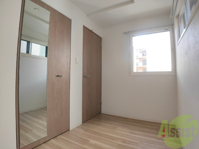 その他部屋・スペース　洋室は白いクロスにブラウンの建具が映えますね～