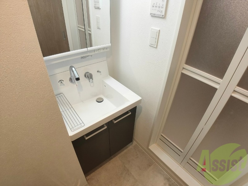 洗面設備　独立洗面台です。大きくてよいですね。シャンプーもできます。