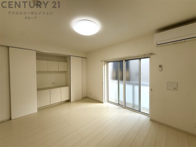 居室・リビング　南東向きエアコン付き7.8帖の洋室です♪